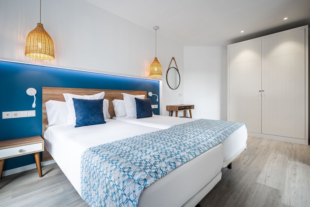 THB Gran Bahia Hotel and Apartments — Hotel rooms in Can Picafort, Balearic Islands