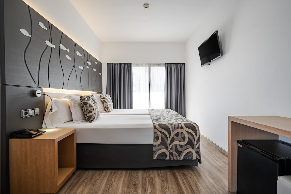 THB Gran Bahia Hotel and Apartments — Hotel rooms in Can Picafort, Balearic Islands
