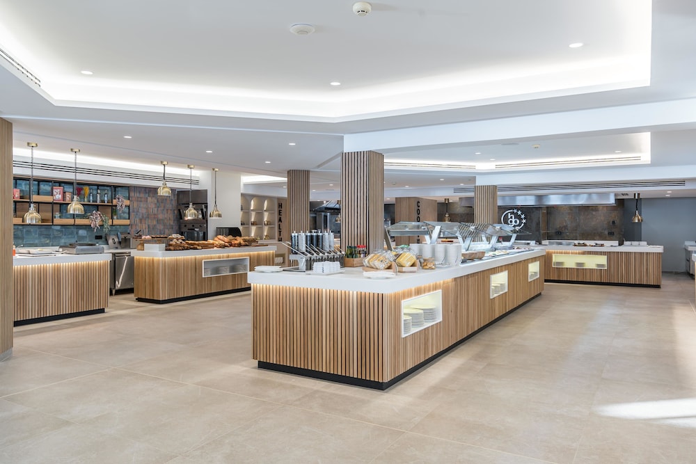 THB Gran Bahia Hotel and Apartments — Restaurant & bars in Can Picafort, Balearic Islands
