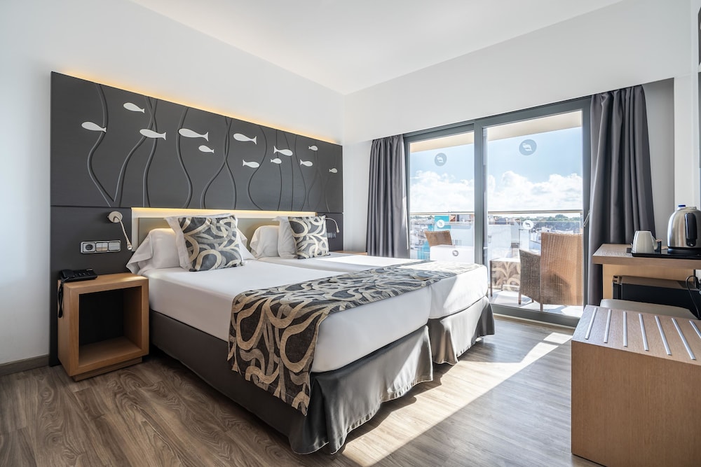 THB Gran Bahia Hotel and Apartments — Hotel rooms in Can Picafort, Balearic Islands
