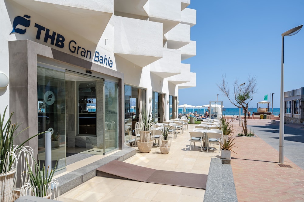 THB Gran Bahia Hotel and Apartments — Hotel building in Can Picafort, Balearic Islands