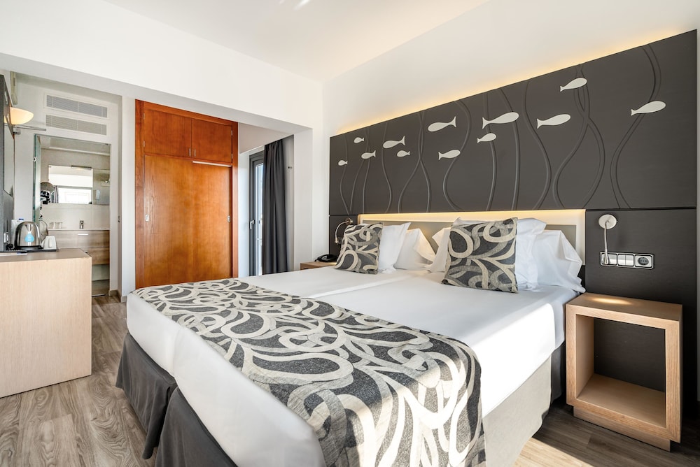 THB Gran Bahia Hotel and Apartments — Hotel rooms in Can Picafort, Balearic Islands