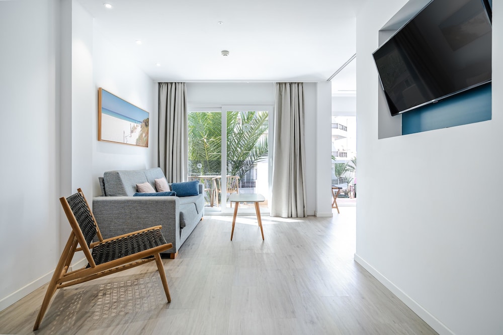 THB Gran Bahia Hotel and Apartments — Hotel rooms in Can Picafort, Balearic Islands