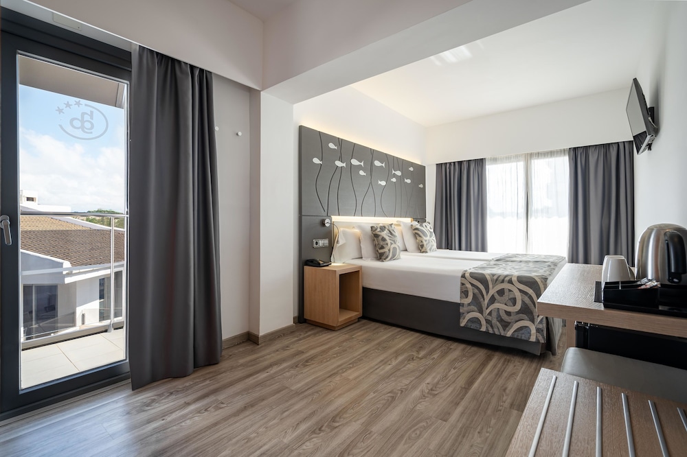 THB Gran Bahia Hotel and Apartments — Hotel rooms in Can Picafort, Balearic Islands