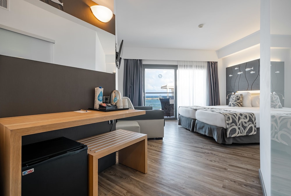 THB Gran Bahia Hotel and Apartments — Hotel rooms in Can Picafort, Balearic Islands
