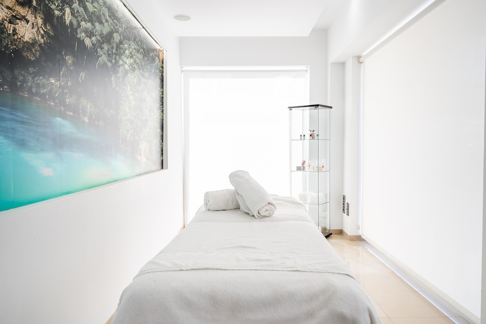THB Gran Bahia Hotel and Apartments — Hotel rooms in Can Picafort, Balearic Islands