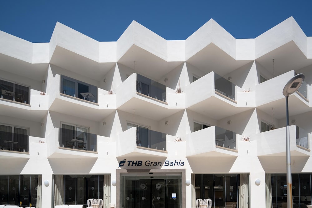 THB Gran Bahia Hotel and Apartments — Hotel building in Can Picafort, Balearic Islands