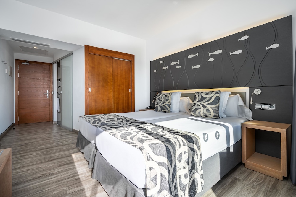 THB Gran Bahia Hotel and Apartments — Hotel rooms in Can Picafort, Balearic Islands