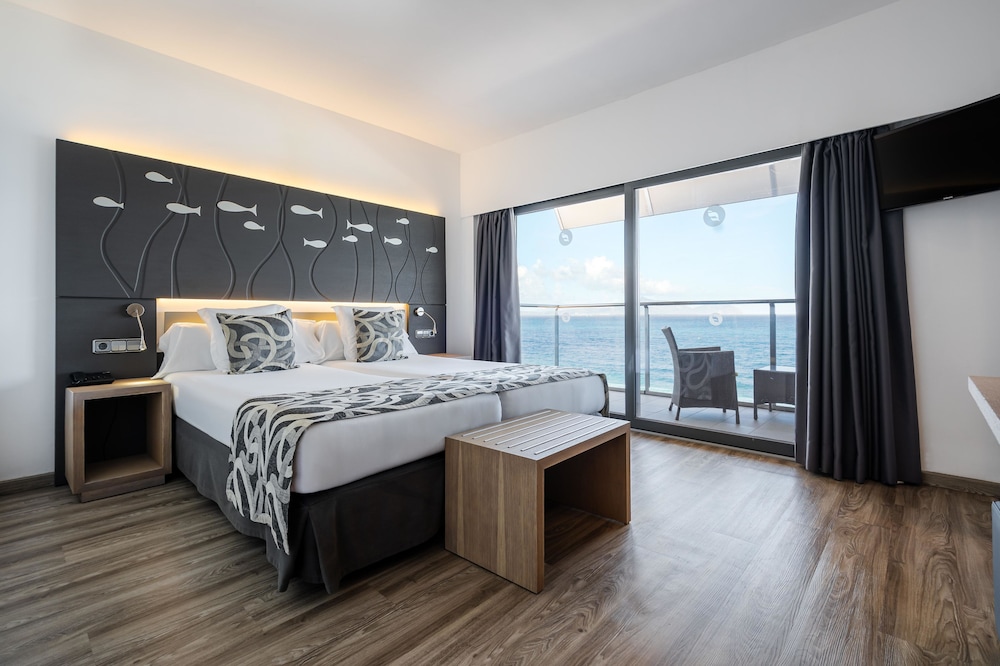 THB Gran Bahia Hotel and Apartments — Hotel rooms in Can Picafort, Balearic Islands