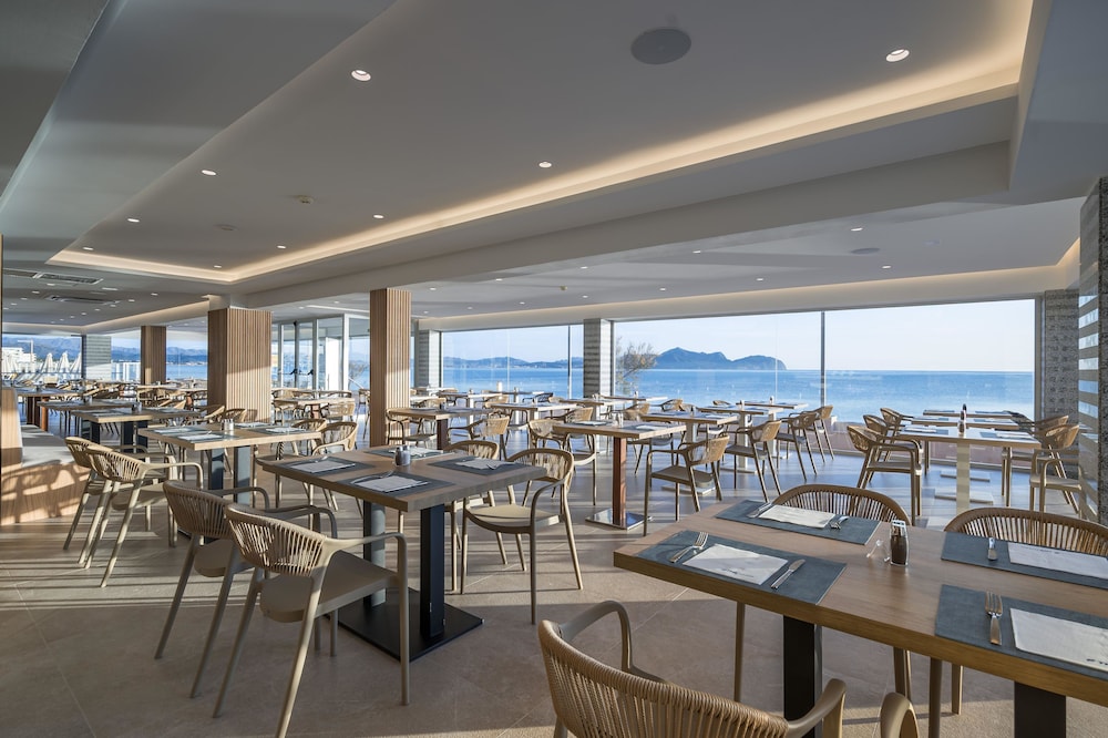 THB Gran Bahia Hotel and Apartments — Restaurant & bars in Can Picafort, Balearic Islands