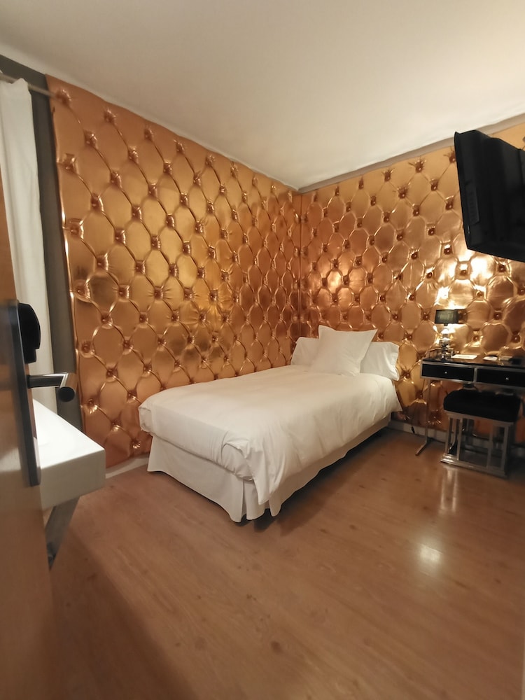 Hostal Parque Ibiza — Hotel rooms in Ibiza Town, Balearic Islands