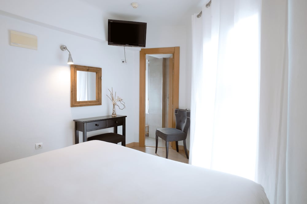 Hostal Parque Ibiza — Hotel rooms in Ibiza Town, Balearic Islands