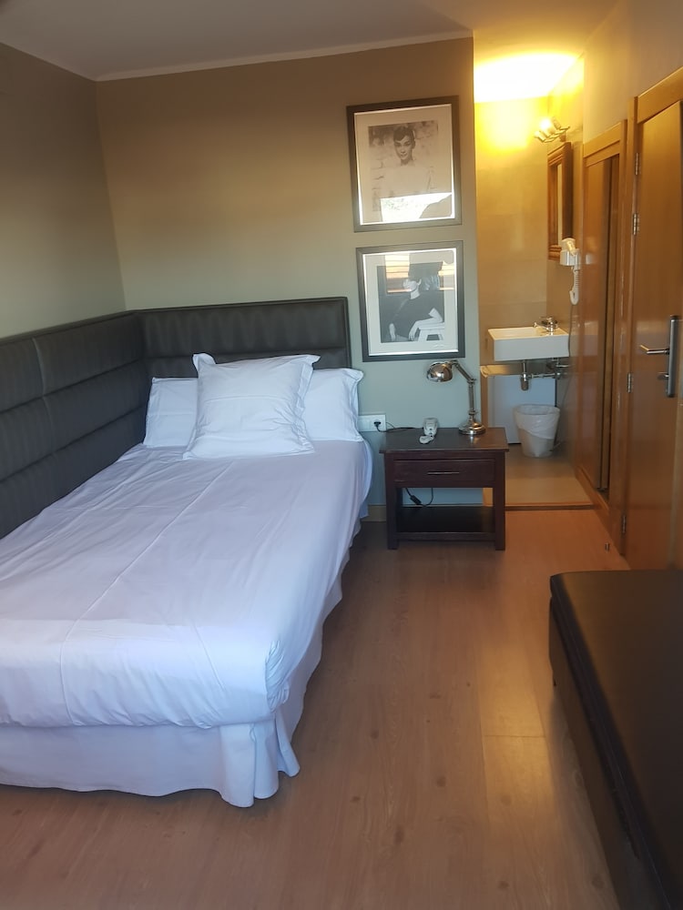 Hostal Parque Ibiza — Hotel rooms in Ibiza Town, Balearic Islands