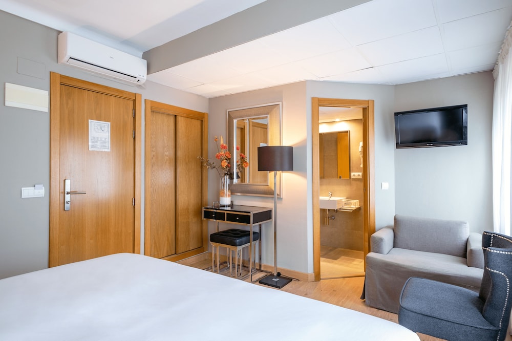 Hostal Parque Ibiza — Hotel rooms in Ibiza Town, Balearic Islands