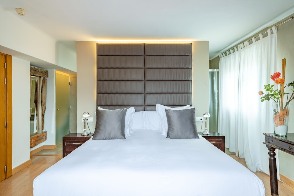 Hostal Parque Ibiza — Hotel rooms in Ibiza Town, Balearic Islands