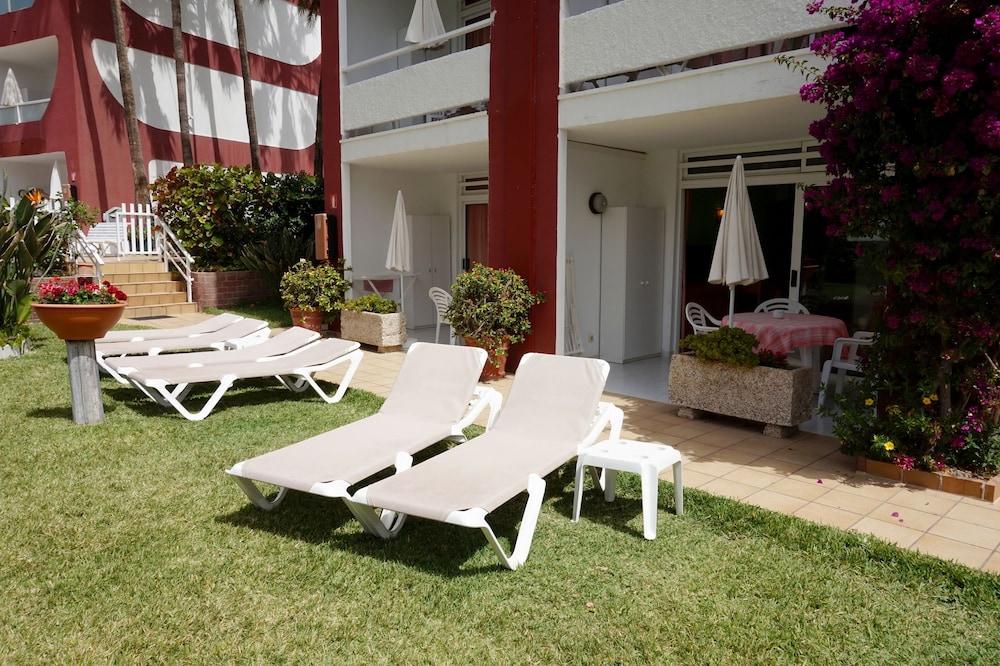 Apartamentos Ecuador — Hotel building in Playa del Ingles, Canary Islands