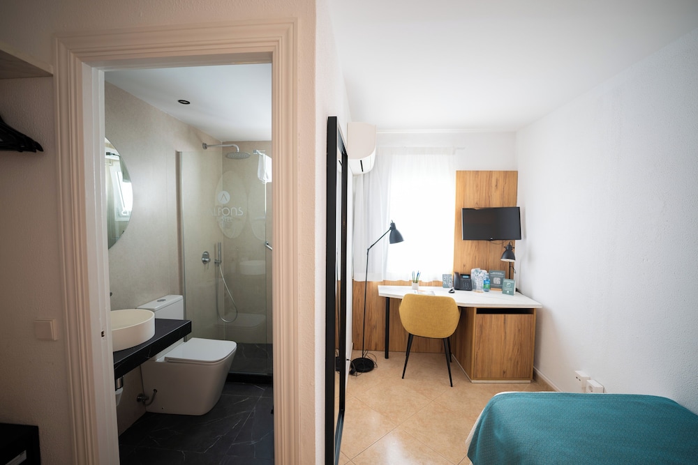 Hotel Alfons — Hotel rooms in Ciutadella de Menorca, Balearic Islands