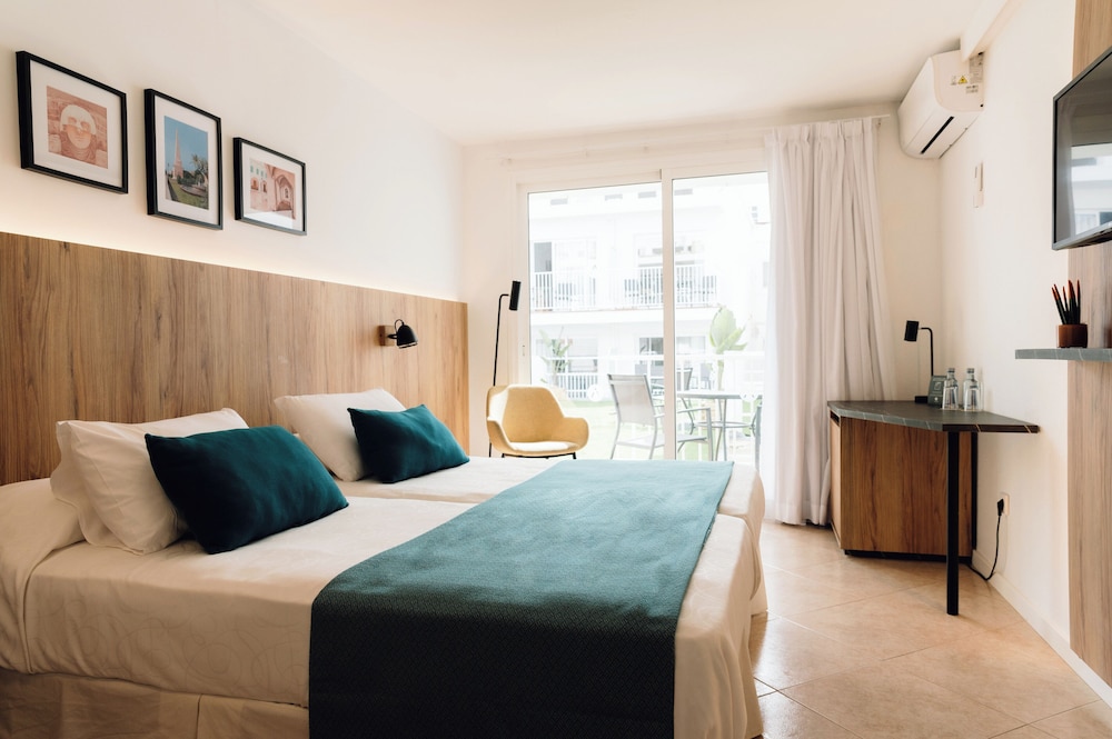 Hotel Alfons — Hotel rooms in Ciutadella de Menorca, Balearic Islands