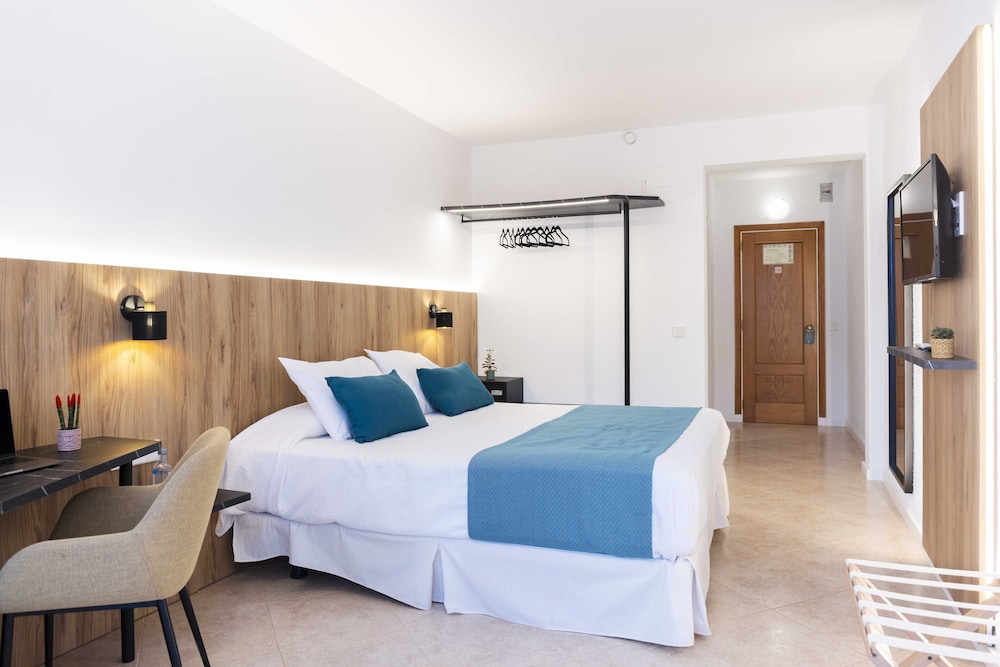 Hotel Alfons — Hotel rooms in Ciutadella de Menorca, Balearic Islands