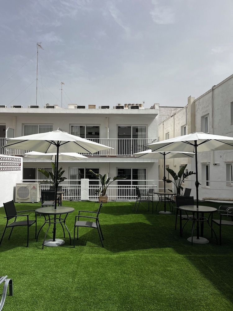 Hotel Alfons — Hotel building in Ciutadella de Menorca, Balearic Islands