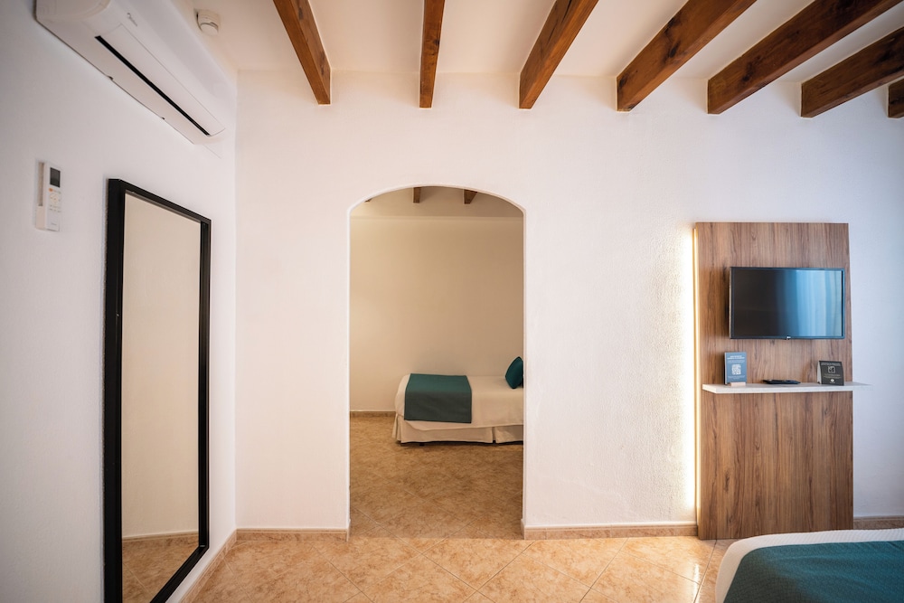 Hotel Alfons — Hotel rooms in Ciutadella de Menorca, Balearic Islands