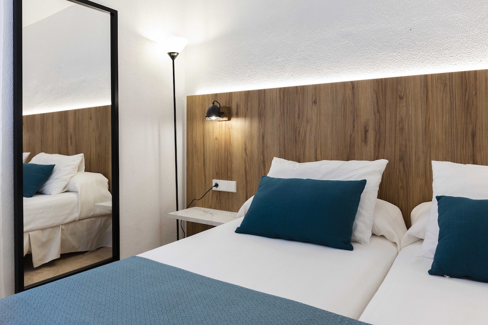 Hotel Alfons — Hotel rooms in Ciutadella de Menorca, Balearic Islands