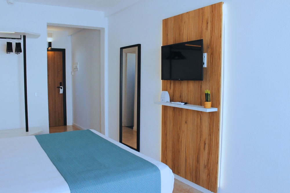 Hotel Alfons — Hotel rooms in Ciutadella de Menorca, Balearic Islands