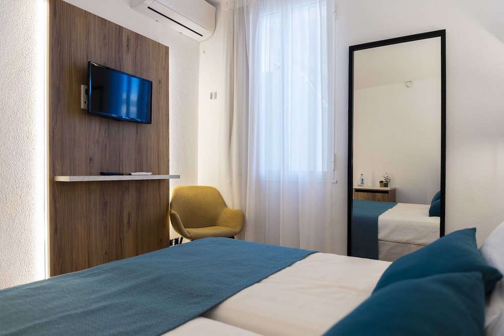 Hotel Alfons — Hotel rooms in Ciutadella de Menorca, Balearic Islands