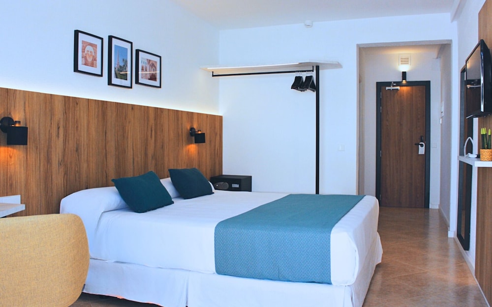 Hotel Alfons — Hotel rooms in Ciutadella de Menorca, Balearic Islands