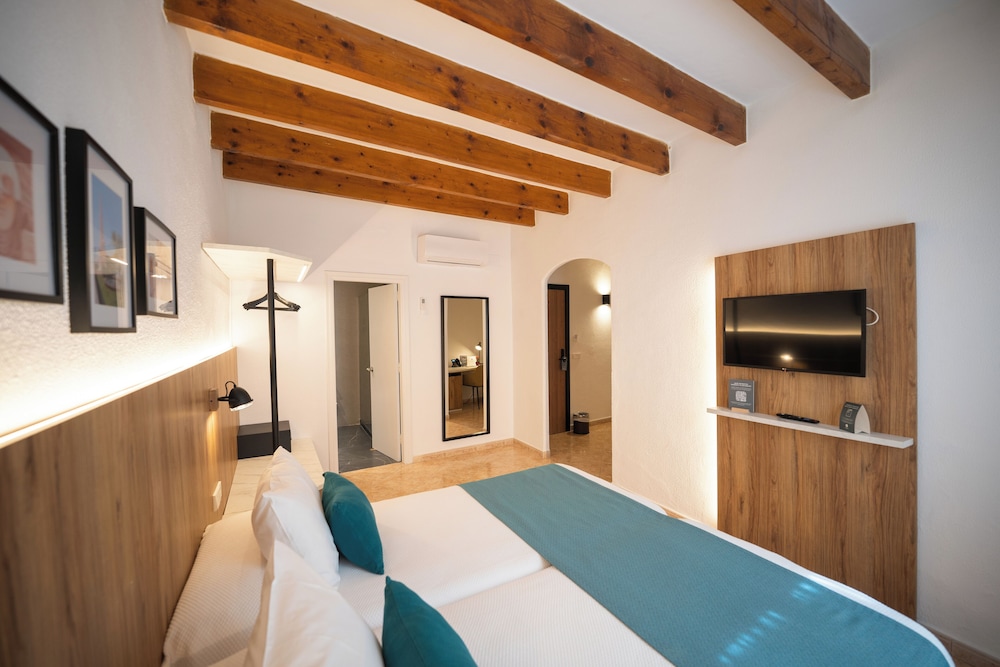 Hotel Alfons — Hotel rooms in Ciutadella de Menorca, Balearic Islands