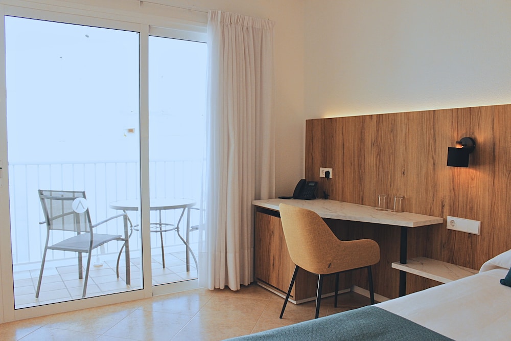 Hotel Alfons — Hotel rooms in Ciutadella de Menorca, Balearic Islands