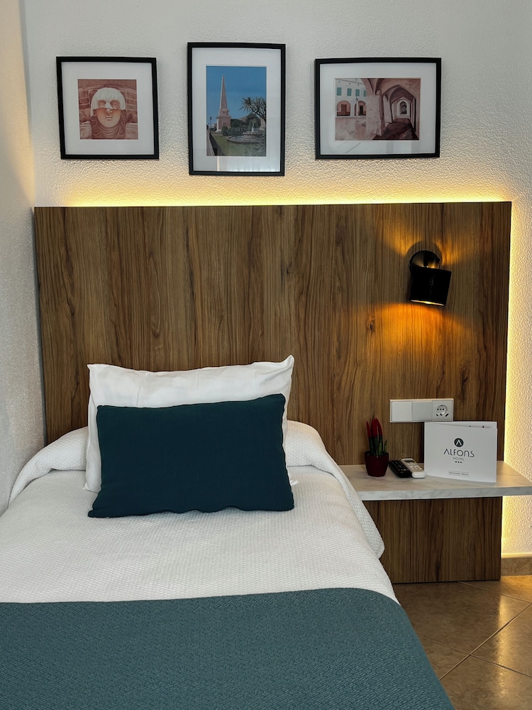 Hotel Alfons — Hotel rooms in Ciutadella de Menorca, Balearic Islands