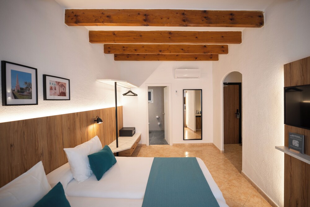 Hotel Alfons — Hotel rooms in Ciutadella de Menorca, Balearic Islands
