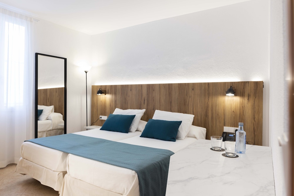 Hotel Alfons — Hotel rooms in Ciutadella de Menorca, Balearic Islands