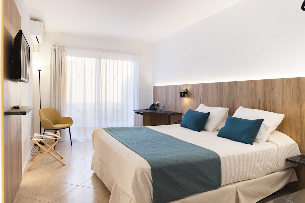 Hotel Alfons — Hotel rooms in Ciutadella de Menorca, Balearic Islands