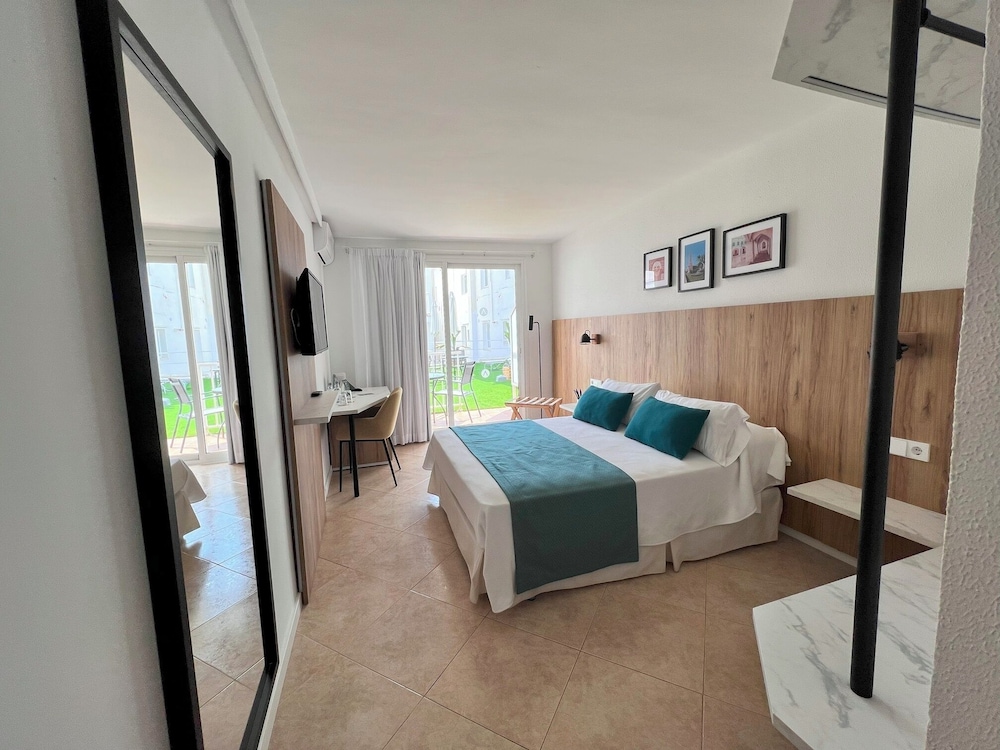 Hotel Alfons — Hotel rooms in Ciutadella de Menorca, Balearic Islands