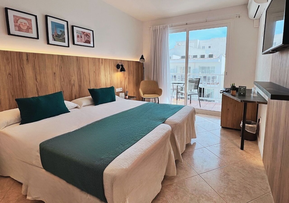 Hotel Alfons — Hotel rooms in Ciutadella de Menorca, Balearic Islands