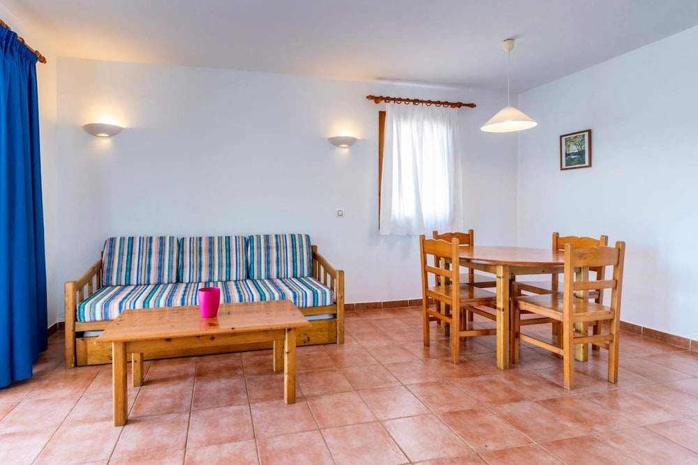 Apartamentos Vistapicas — Hotel rooms in Cala'n Blanes, Balearic Islands