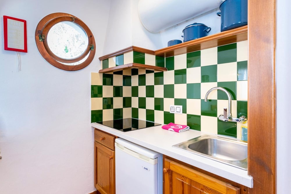 Apartamentos Vistapicas — Hotel rooms in Cala'n Blanes, Balearic Islands