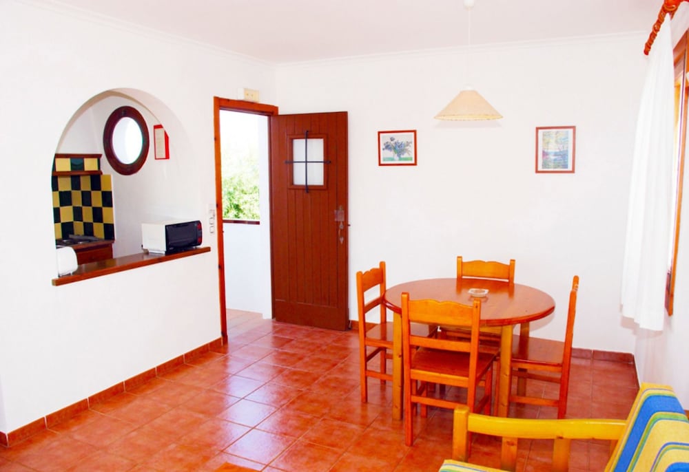 Apartamentos Vistapicas — Hotel rooms in Cala'n Blanes, Balearic Islands