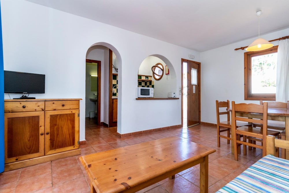 Apartamentos Vistapicas — Hotel rooms in Cala'n Blanes, Balearic Islands