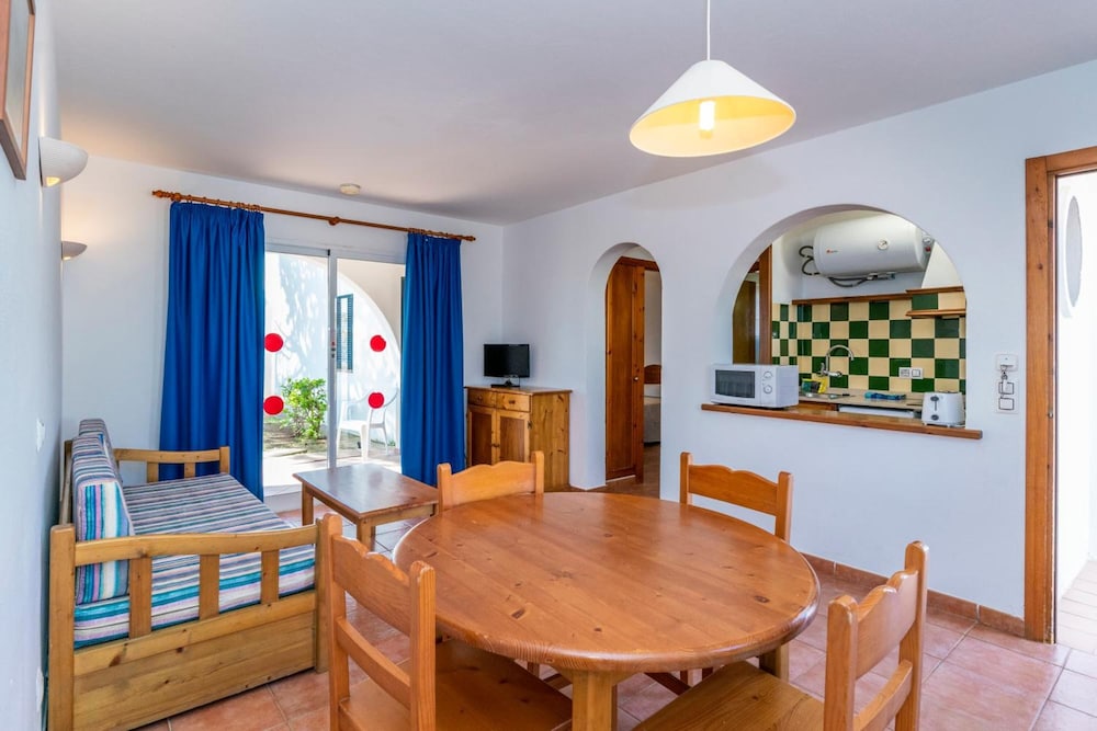Apartamentos Vistapicas — Hotel rooms in Cala'n Blanes, Balearic Islands