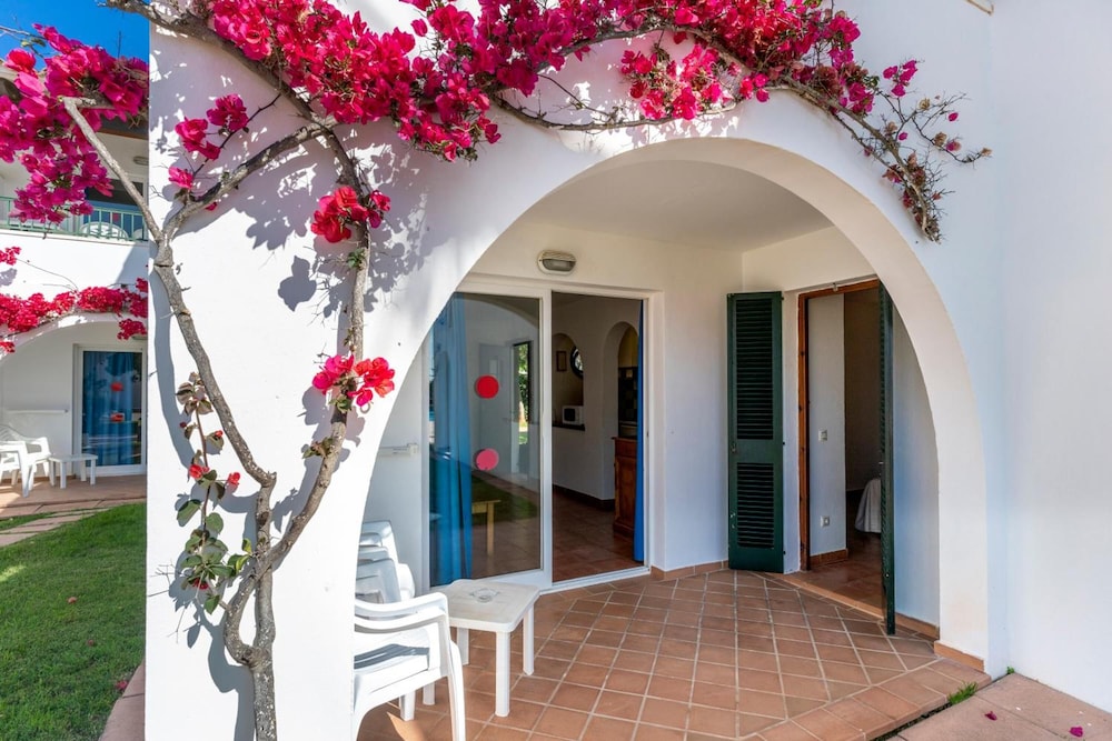 Apartamentos Vistapicas — Hotel building in Cala'n Blanes, Balearic Islands