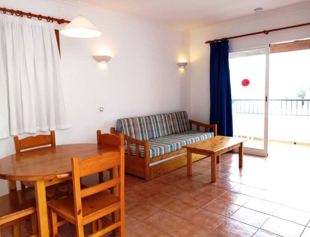 Apartamentos Vistapicas — Hotel rooms in Cala'n Blanes, Balearic Islands