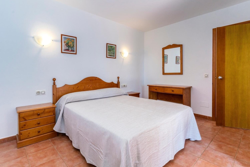 Apartamentos Vistapicas — Hotel rooms in Cala'n Blanes, Balearic Islands