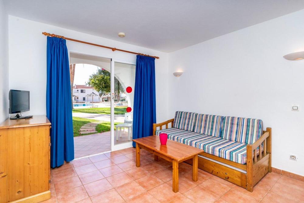 Apartamentos Vistapicas — Hotel rooms in Cala'n Blanes, Balearic Islands