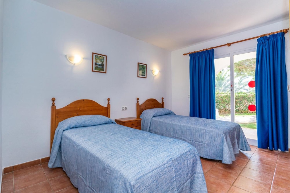 Apartamentos Vistapicas — Hotel rooms in Cala'n Blanes, Balearic Islands