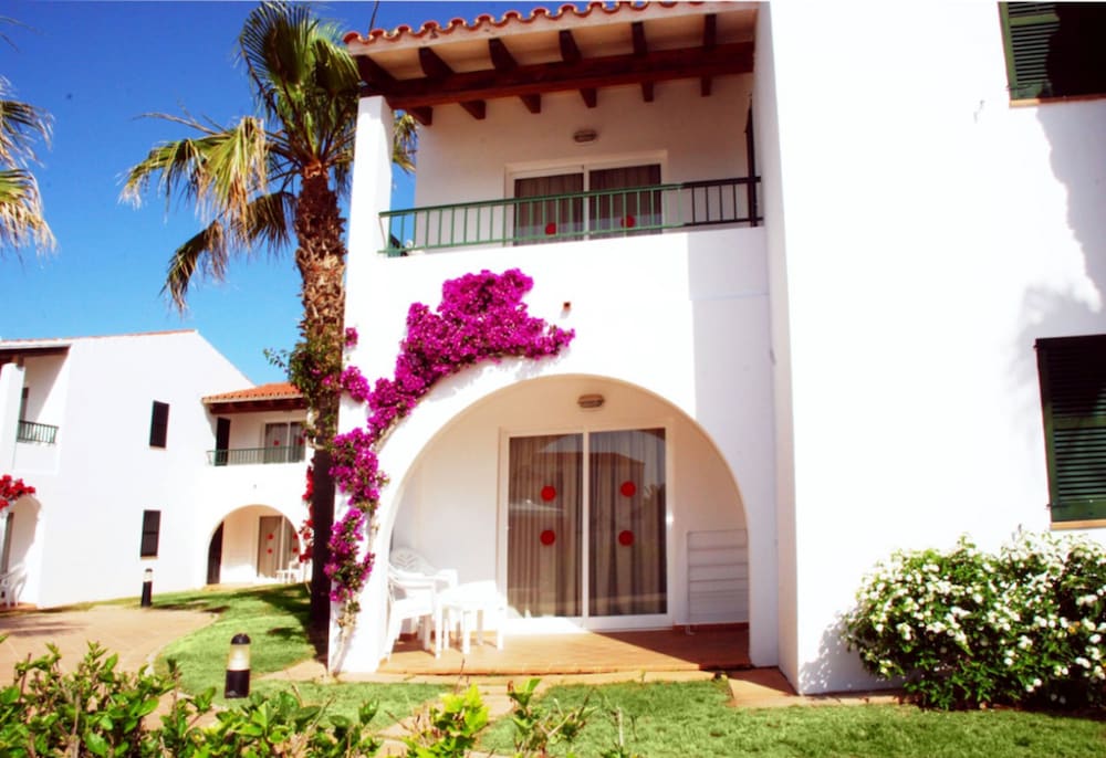 Apartamentos Vistapicas — Hotel building in Cala'n Blanes, Balearic Islands