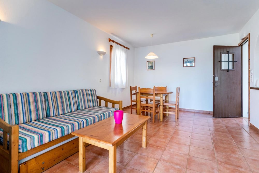 Apartamentos Vistapicas — Hotel rooms in Cala'n Blanes, Balearic Islands