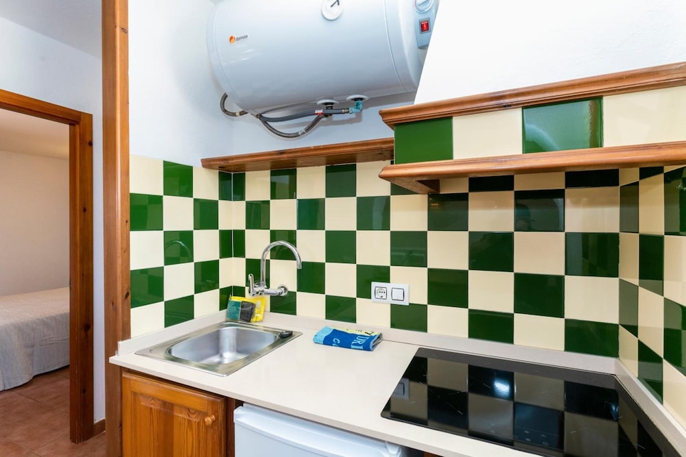 Apartamentos Vistapicas — Hotel rooms in Cala'n Blanes, Balearic Islands